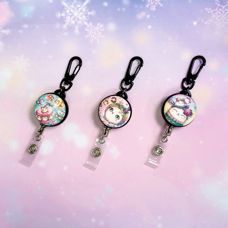 【好好拉~不怕拉斷，讓貓貓每天陪伴你】 *0.9mm粗鋼線，不怕斷。 *伸縮釦直徑3.5cm(不含透明PVC扣)，厚度2cm，60cm自由伸縮長度。 金屬掛勾4cm，透明PVC扣4.5cm；伸縮釦總長