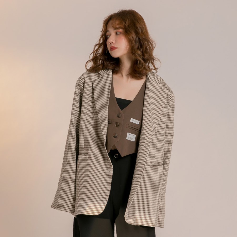 商品材質聚酯纖維 (有墊肩)Size肩寬 45cm /袖長 60cm /腋圍 25cm/袖圍 20cm/ 胸圍 50cm/ 正面全長 66cm以上均為平量尺寸，由於測量方式不同，可能會產生正負3公分誤差。 Color圖片顏色Warning‧ 商品皆為少量現貨+預購，預購商品追加約14-30個工作天(不含假日)，若如急需商品請務必來電請客服確認庫存再下單。‧ 現貨商品72小時內出貨，如已出貨接無法取消或修改。‧ 由於電腦顯示器的解析度及亮度不同，可能與實物略有色差。‧ 超商取貨付款請於收到簡訊五天內取件，若逾期未取將加入黑名單，無法再使用超取功能。‧ 請買家們不要濫用網路七天鑑賞期，若非瑕疵因素退貨率過高將無法再受理您的訂單。 Model Fitting F size Model KIKI : Height 164 / 45kg / 32 / 24 / 35