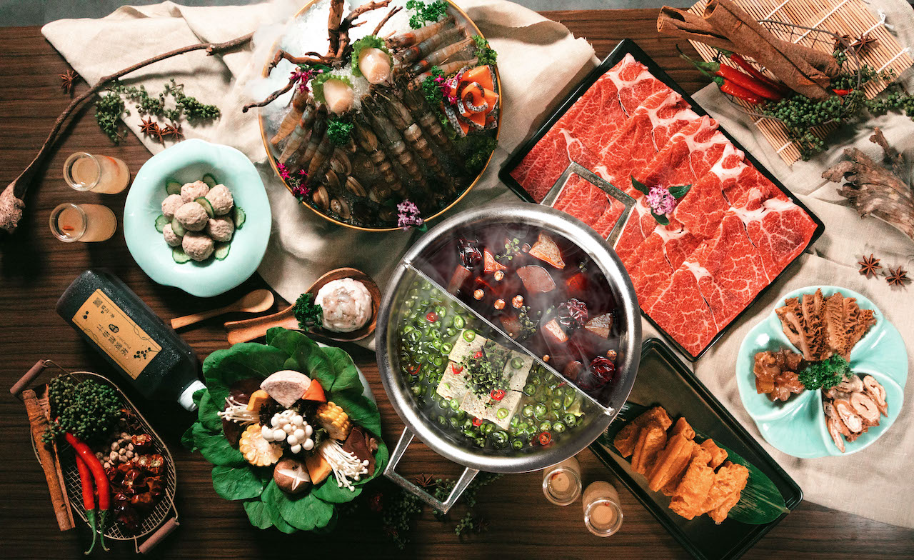 即日起至11/30(三)期間，至青花驕全台門市消費，持聯名洋芋片購買憑證(發票或包裝照片)，並加入青花驕官方LINE領取優惠券，即免費招待「青花驕特色綜合丸」乙份(價值$238)。（圖片提供/青花椒）