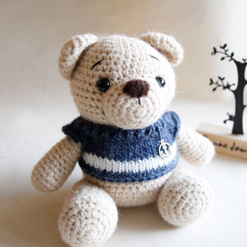 布棉花100%獨家的毛線娃娃。 米色毛線泰迪熊 穿著藍色短袖毛衣 海軍金屬裝飾吊飾