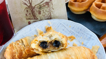 今年夏天就衝馬祖追藍眼淚！推薦馬祖必吃必訪美食，老酒麵線、繼光餅、海景咖啡廳全都有，出發前看這篇就Go！