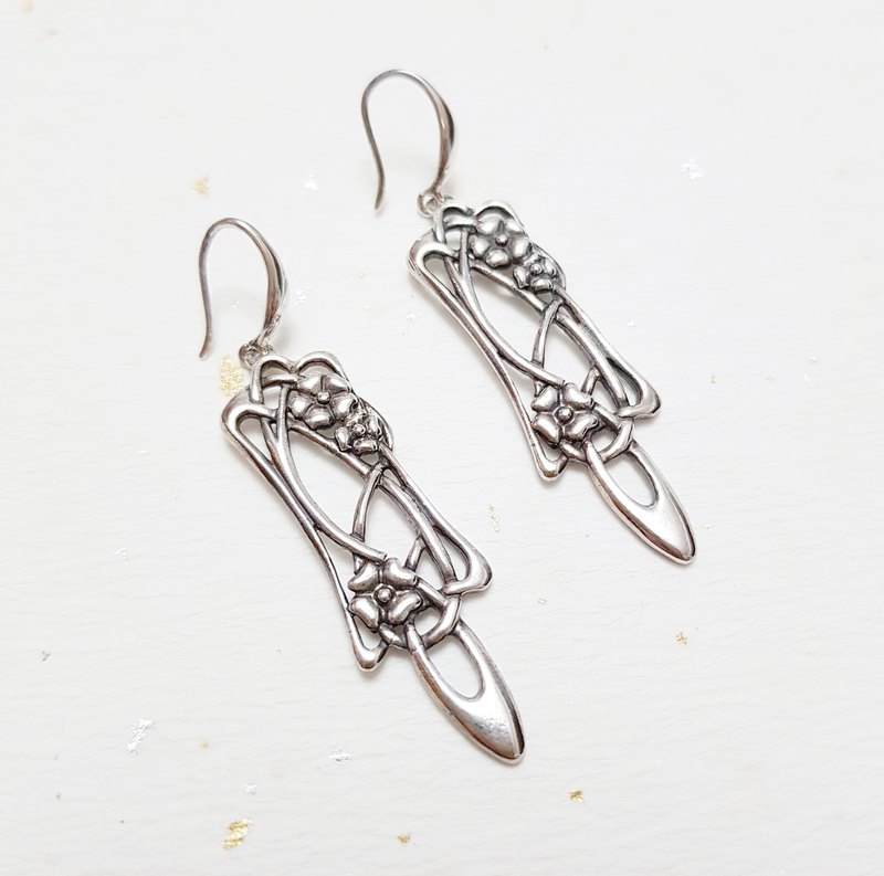 材質: 925純銀 長寬:42 × 13 mm ※ 需7~14個工作天出貨，產品包裝皆附贈禮盒、提袋、拭銀布及保證卡