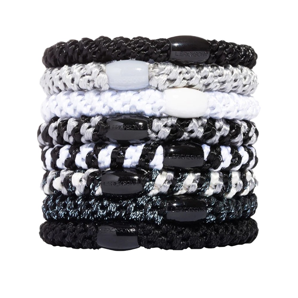 L. ERICKSON 彈力髮圈，是每個女生必備的時尚配件！由數十條強韌的彈力繩與紡紗螺旋交錯編織而成，厚實彈性佳且不易斷裂，超過30種顏色選擇，隨時隨地都能輕鬆使用。居家、辦公、休閒活動、戶外運動、重訓有氧都能牢牢綁住馬尾！商品特色：。不易鬆、不咬髮、彈性強。多髮量、少髮量皆適用。外型亮眼，是髮圈也是飾品適用髮型：。馬尾。包頭。半丸子頭商品規格：。直徑5公分、寬0.8公分。一組8入商品顏色（由上至下）：。璀璨黑（有金蔥）。經典灰。經典白。經典黑／經典灰（二色條紋）。經典黑／經典白（二色條紋）。米白色／經典灰／經典黑／璀璨灰 (有金蔥／四色條紋)。璀璨灰（有金蔥）。經典黑包裝備註：。以夾鏈袋包裝，未含 L. ERICKSON 空桶