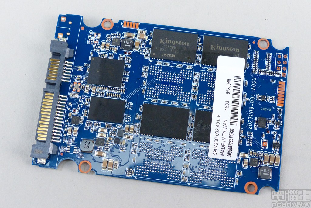 電路板背面作為 RGB LED 安裝使用，因此構成 SSD 的主要晶片均安排在正面