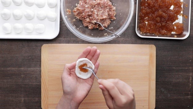 たこ焼き器で 肉汁溢れる焼き小籠包