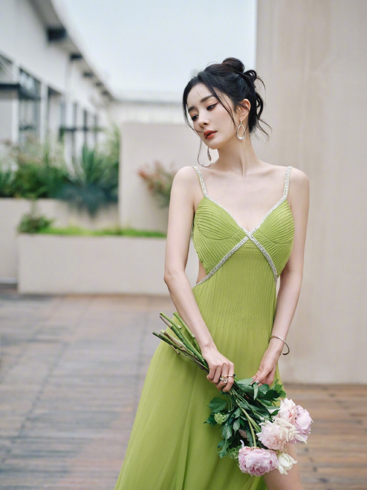 陸劇8位「人間腰精」女星！陳都靈腰細上熱搜，李沁腰比黃景瑜大腿細，趙麗穎腰太驚人