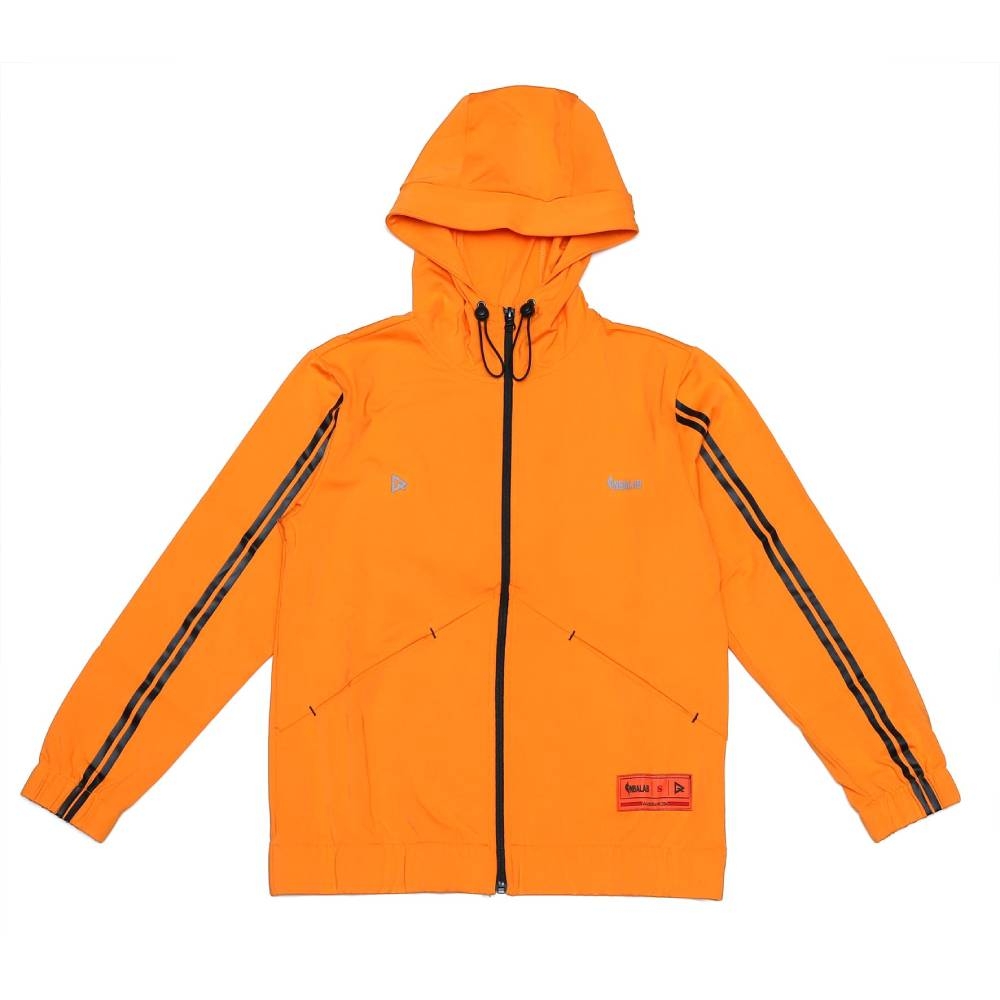 QORExNBALAB聯名系列上市。來自世界流行之都紐約，以女性出發設計的服飾運動品牌，首度登台聯名系列，展現女力運動自信新態度。袖子織帶具有拉長線條的效果。帽子具可調節彈性抽繩。直覺式垂直口袋，不怕