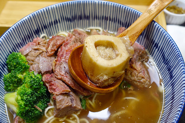 台灣郎正宗牛肉麵-松江南京站好吃牛肉麵，清燉/紅燒/蕃茄/咖哩牛肉麵、油潑抄手麵、手工水餃，中山區牛肉麵推薦(附台灣郎正宗牛肉麵菜單)