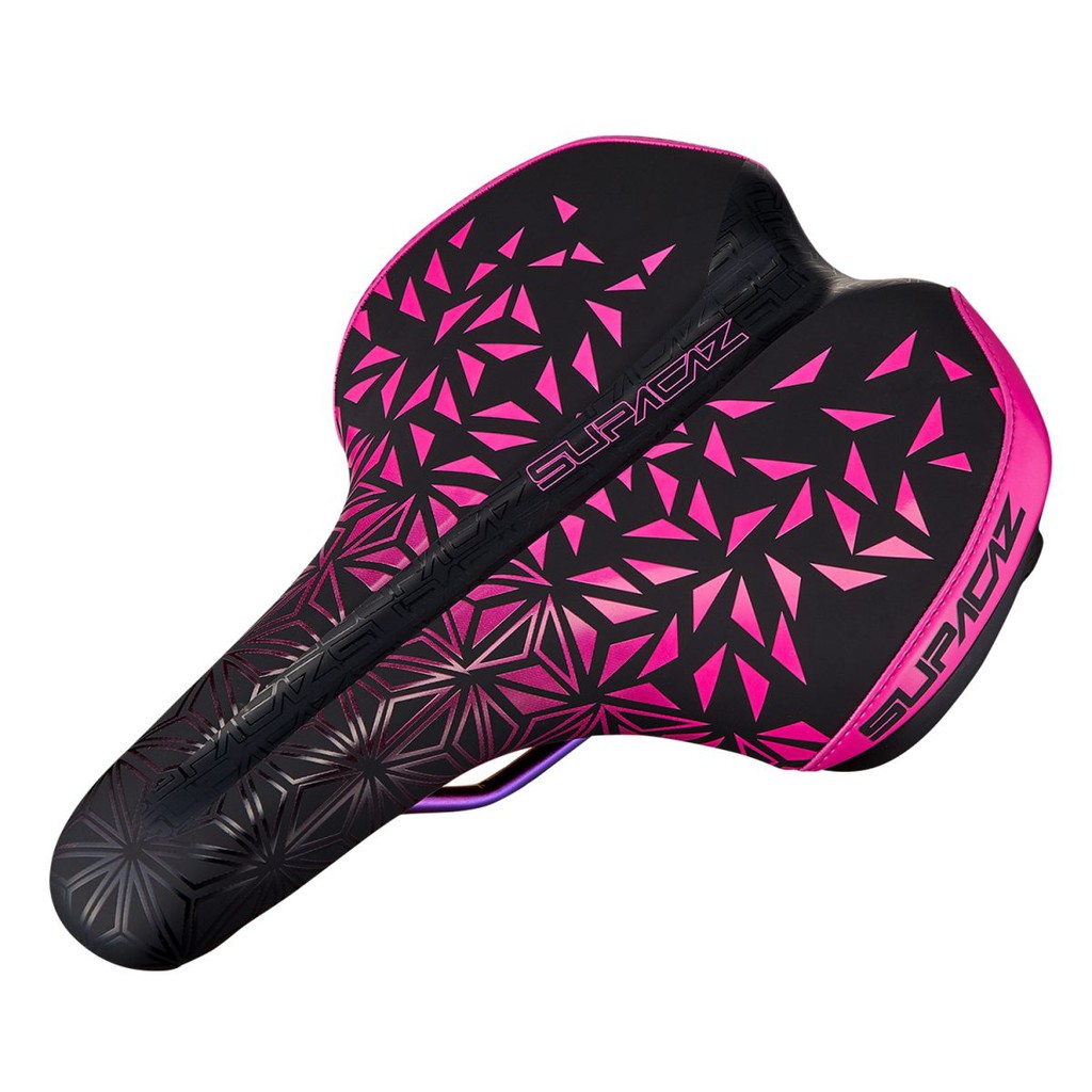 讓整個城市看到你！eUrban坐墊是專為電動自行車而設計的坐墊是最好的電動車坐墊之一！eMTB 坐墊有極高的性能與尖端的設計包含所有必要的特色！再加上座墊上有時尚的SUPACAZ圖形設計，絕對是你的最