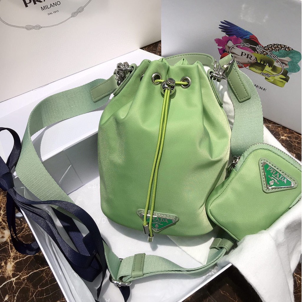 PRADA～普拉達～P家～專櫃最新爆款桶包降落傘防水面料。可拆可調式手提和肩帶 配搭最新小掛包傳統的三角形徽標