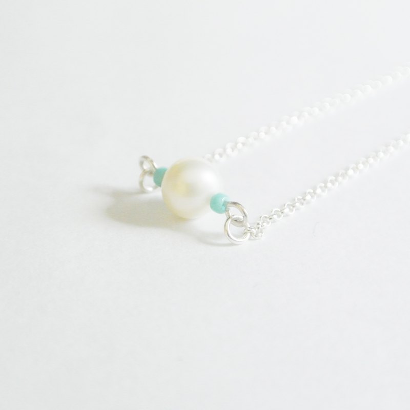 ●尺寸：墬飾部分為淡水珍珠6mm+兩顆各1mm的進口琉璃珠=總長約8mm；純銀鍊長16吋 ●材質：925純銀(925 Silver)、珍珠6mm、進口琉璃珠 ●購買配有珍珠飾品注意事項: 隨商品附有拭