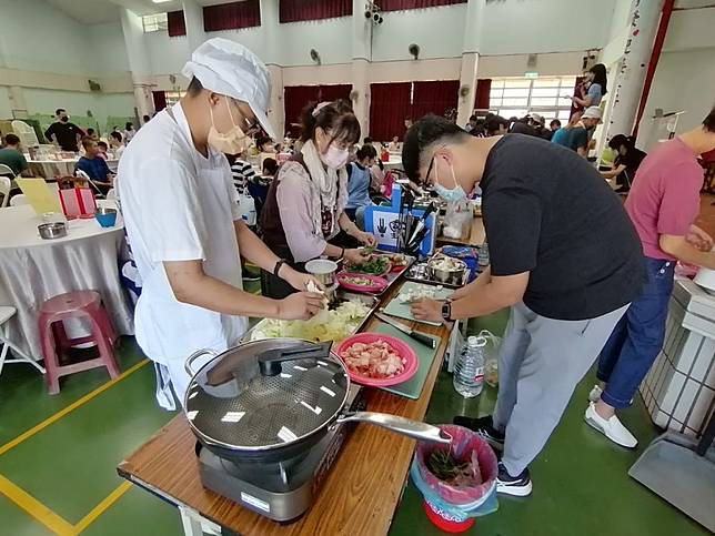 高雄特殊教育學校「友雞食物日」，讓特教孩子擔任總舖師「辦桌」。　（記者王正平攝）