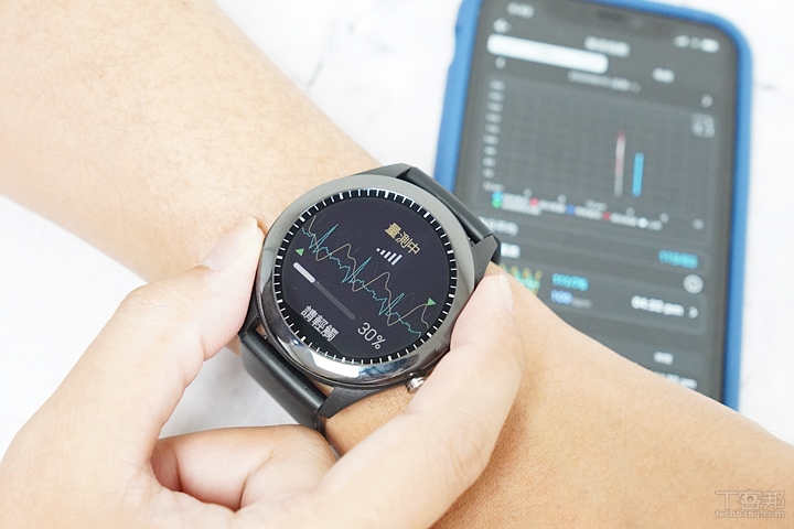 透過手錶量測脈波指數的方式為，把手錶戴好之後，用兩隻手指頭分別輕觸光學感應器和微電感應器（也就是手錶對角線的感應器），畫面就會出現「量測中」，等到進度條跑完就完成量測。比較需要注意的是，手指頭一定要用「輕觸」的方式和手錶接觸，如果按壓得太用力畫面就會跳出「請輕觸」的指示，按壓得太用力時無法量測脈波指數。