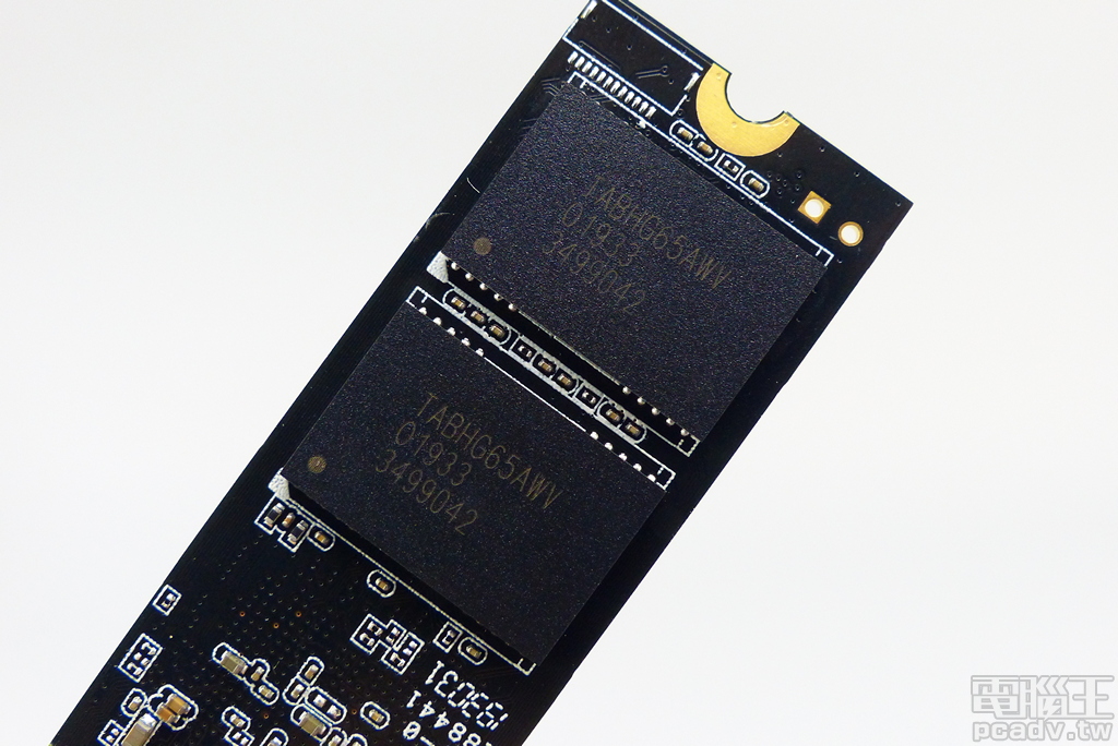 由廠商自行封裝的 TABHG65AWV，內部為 BiCS4 96 層 TLC 紀錄形式快閃記憶體，單顆封裝容量為 512GB。