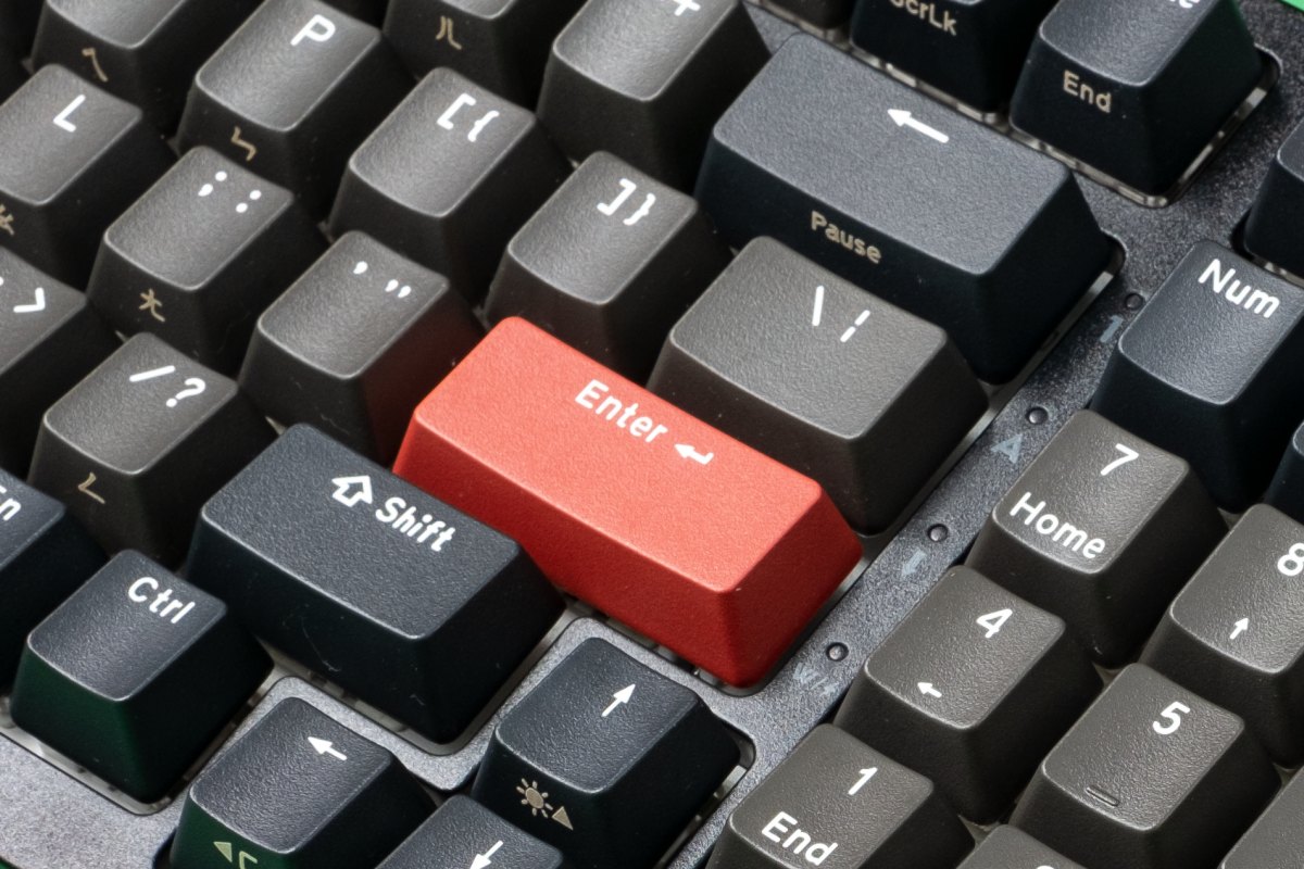 用三種顏色來區分，多少對鍵位的功能性有提醒效果，比較不容易按錯。