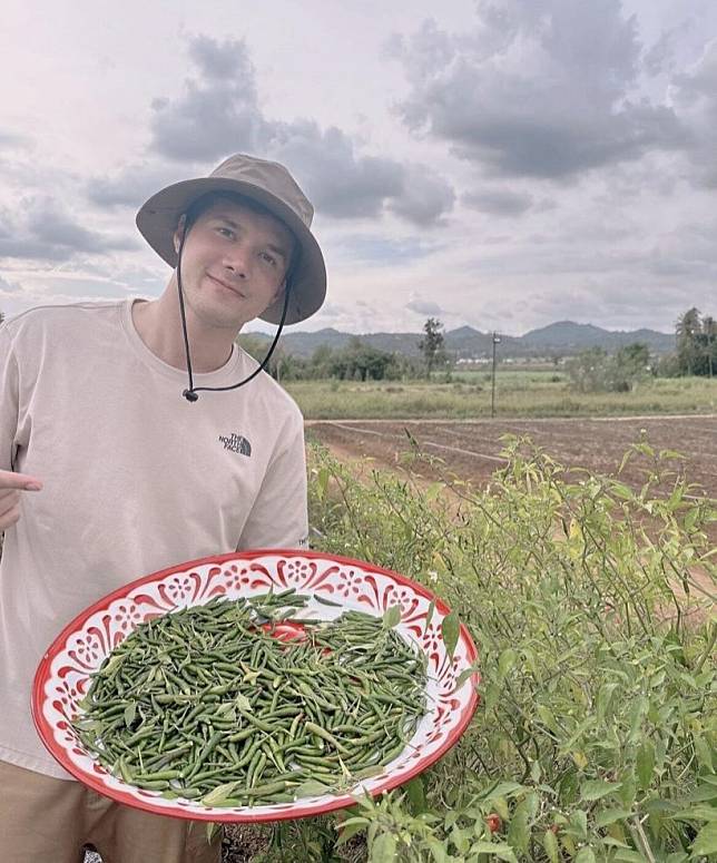 พระเอกดังไม่เลือกงานไม่ยากจนผันตัวขายผัก