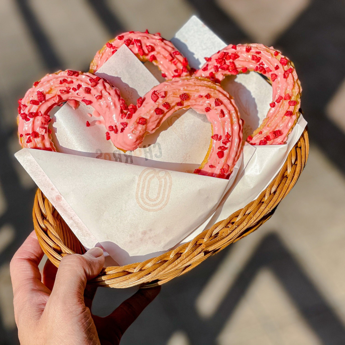草莓季甜點推薦！Lady M推情人節限定愛心草莓千層，全家草莓季甜點同步甜美登場