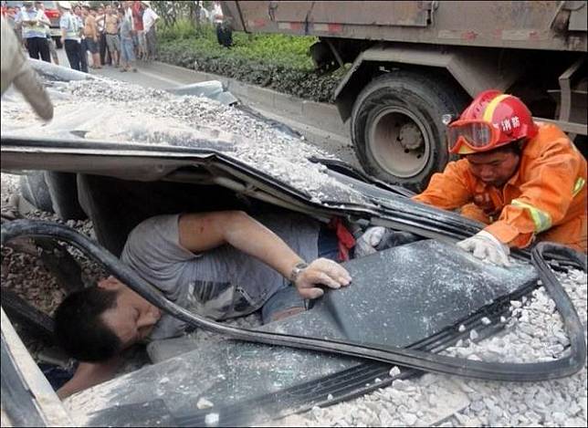 Beruntung Banget Orang di 13 Foto Ini, Nyaris Mati, Nomer 6 Paling Ngeri, Mending Buruan Taubat Deh!