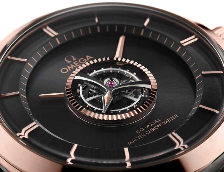 OMEGA「De Ville Tourbillon Co-Axial Master Chronometer」碟飛系列同軸擒縱大師天文台陀飛輪腕錶，黑色PVD處理18K Sedna金材質太陽紋磨砂錶盤。（圖╱OMEGA提供）