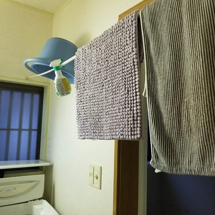 掃除の手間が一つ減るバスタオル掛けの位置とは