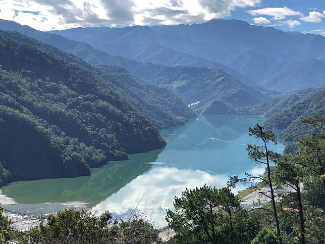 台14甲線合歡山公路2公里處因為可眺望碧湖美景，但晚間發生車輛墜落50公尺山谷、3人受困。本報資料照片