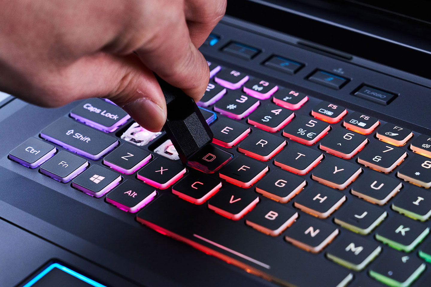 透過拔鍵工具可輕鬆將原本的 WASD 拔下做替換。