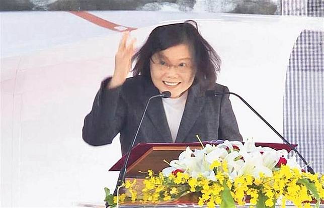 2016年12月，蔡總統參加桃園中路二號社會住宅動土，談到改革就像蓋房子，只要忍耐結果一定是好的，慘遭後頭珍珠板「巴頭」。（本報資料照片）