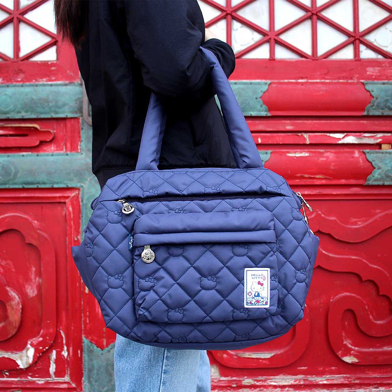 精選面料 高密度磨毛材質，耐磨擦、手感佳。 採用防潑水加工，耐髒汙及細雨。 外層細緻Kitty刺繡，內層滿版Kitty圖騰，實用與質感兼具。