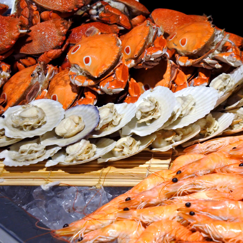 充滿歐式浪漫風情的日安西餐廳位於飯店一樓，用餐環境明亮閒適，於午、晚餐期間提供Buffet(全套自助餐)，無限量供應生菜沙拉、開味冷盤、異國熱食料理、鐵板燒現煎料理、手工麵包、湯品、甜點、冰淇淋、當季