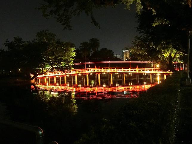 浪漫七夕！到台中公園賞夜景享受環湖景色| 新頭殼| LINE TODAY