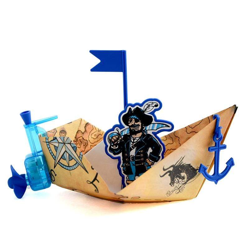 想像摺好的紙船真的可以航行在澡盆或游泳池!!!現在我們可以用PowerUp Boat使它成真。只要用內附的防水寶藏圖摺紙完成小紙船後，放上PowerUp Boat動力模組就可以開始向大海航行囉~