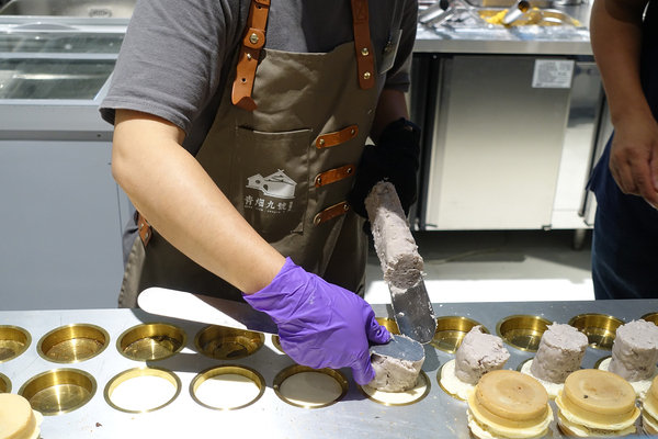 青畑九號豆製所台北忠孝SOGO店，台北東區好吃紅豆餅，忠孝復興甜點推薦(含青畑九號忠孝SOGO店菜單、限定口味、開幕優惠)