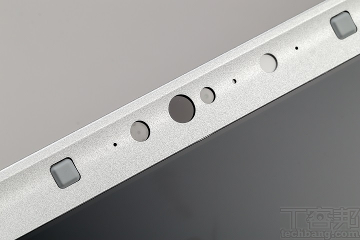 螢幕上方配置 200 萬像素攝影攝影機，與紅外線攝影機，可支援 Windows Hello快速人臉辨識登入，兩旁還有雙陣列麥克風以及橡膠墊，用來防止緊急闔上螢幕時，意外損傷到面板。