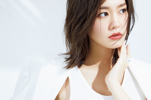 桐谷美玲がまとう夏コスメ！ ゴールドの輝きで