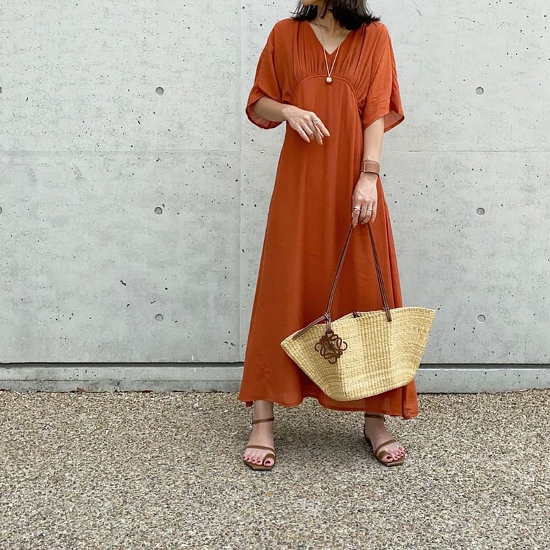 綺麗めコーデに馴染む 大人らしさを備えた ぺたんこサンダル の選び方