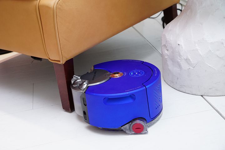 由於機身直徑較普通掃地機器人要小，所以進出狹小通路進行清掃更加容易。