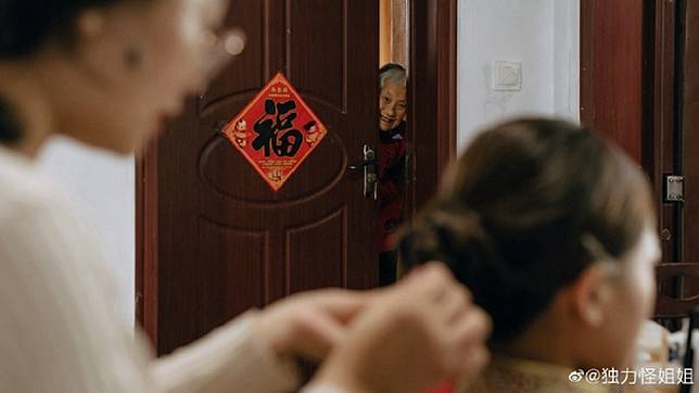 阿嬤躲在門後看著準備出嫁的孫女化妝，這一幕讓人眼淚決堤了。(圖／翻攝自微博)