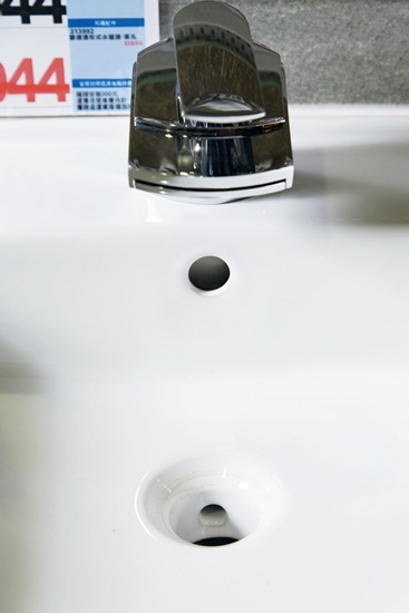 如何更換浴廁洗臉台按壓式落水頭？