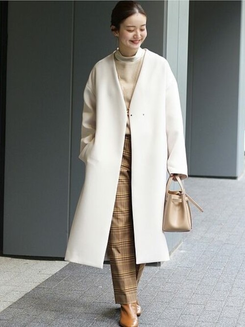 自然色oversize大衣的同色系單色調穿搭