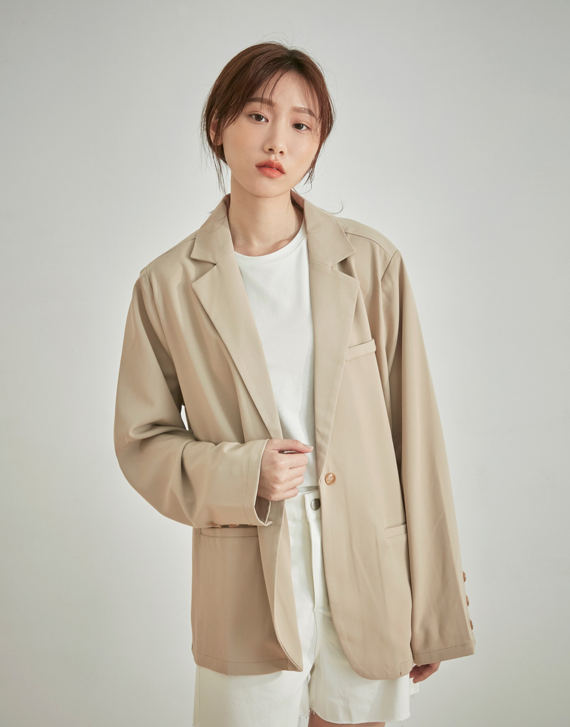 彈性：適中 質感、西裝棉質料、微墊肩、單釦設計、前真口袋、後中下擺開衩、率性微寬鬆版型