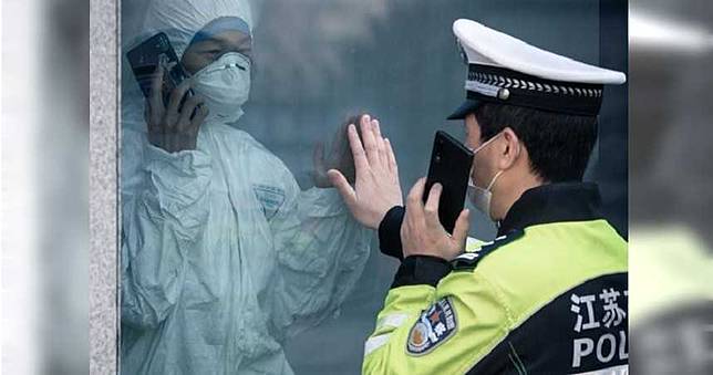心酸酸的…醫警夫妻分離數十天　隔玻璃相見網嘆：這麼近、那麼遠