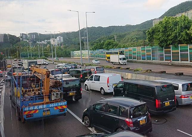 大埔吐露港公路4車相撞釀2傷出九龍方向交通一度受阻 On Cc 東網 Line Today