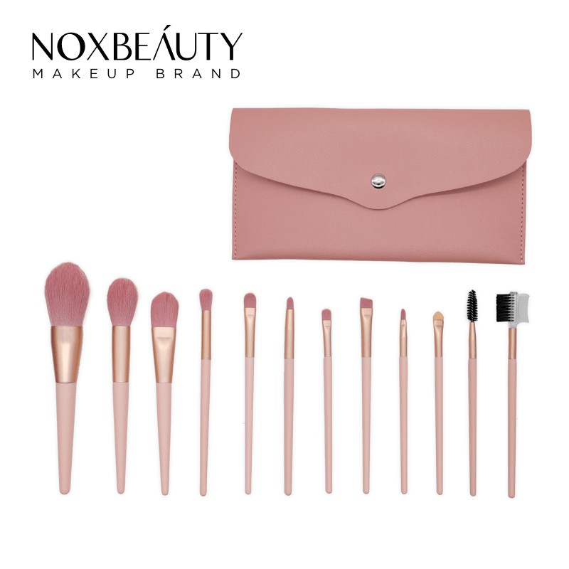 【商品特色】刷毛：采用人造纖維毛，毛量密實緊緻，抓粉釋粉力強，好上妝，新手易操作管口：采用加厚鋁材，粉色啞光質地，耐磨不變形不易刮花，台階式壓管設計， 保證刷桿穩固不掉落刷桿：原木材料，烤漆刷柄，舒適