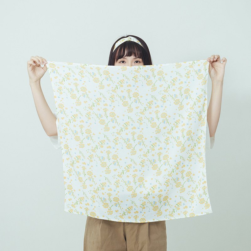 選用與服裝相同的柔綿布料，觸感親膚舒適，可作為手巾隨身攜帶。用途多元，擦汗、裝飾、包裝都很合適。