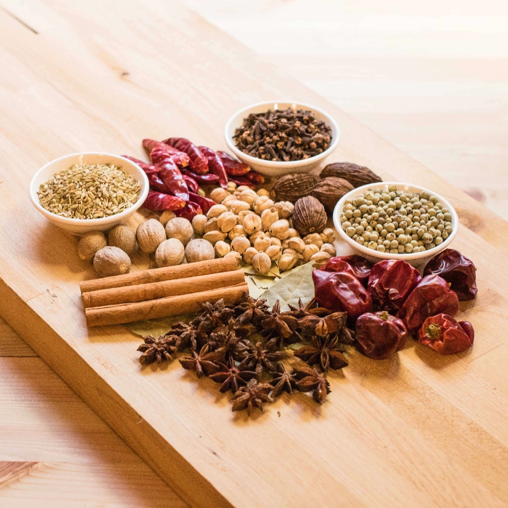 味旅提供三組精選香料套組，一次買齊課程所需口味。【套組一】香料學頂級套組｜5000元｜本套組共包含55種香辛料品項【套組二】複方茶套組｜3000元｜本套組共包含33種香辛料品項【套組三】鍋煮奶茶套組 