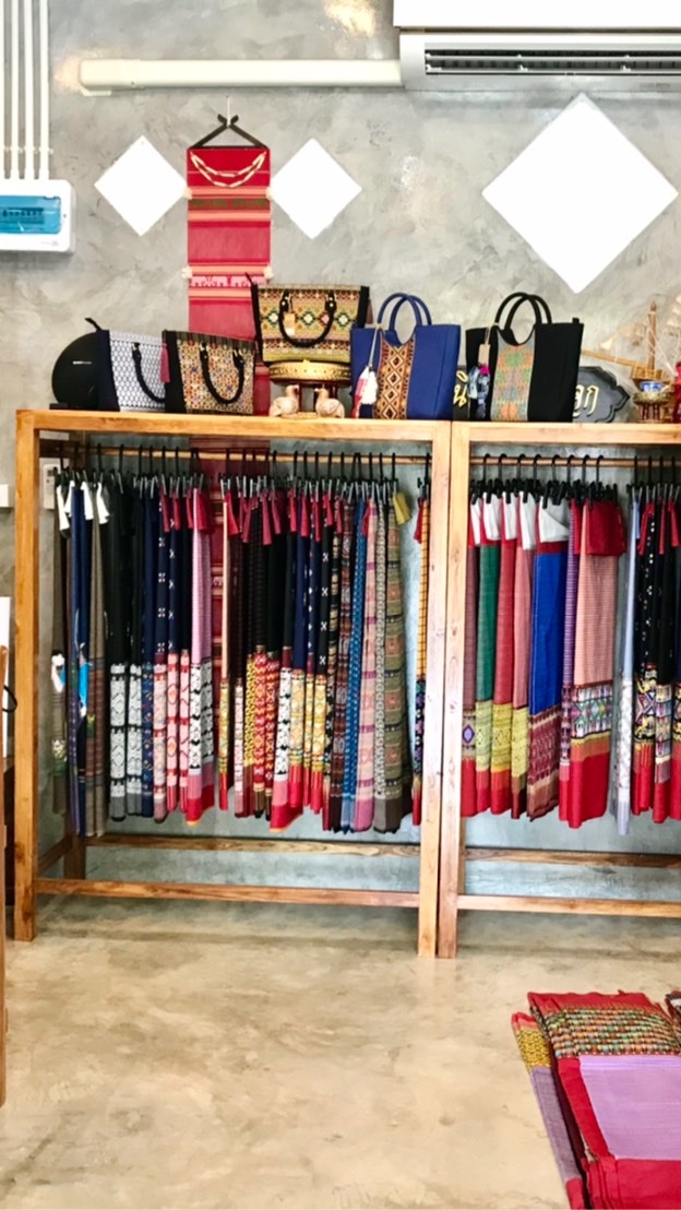 ลูกค้าร้านผ้าซิ่นตีนจก เมืองเหนือ