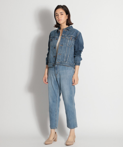 出國旅遊每天想多睡五分鐘？以牛仔外套混搭休閒率性的旅遊穿著6