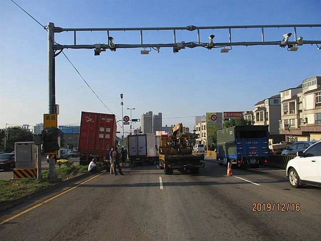 男剛考上聯結車駕照 上路連環撞