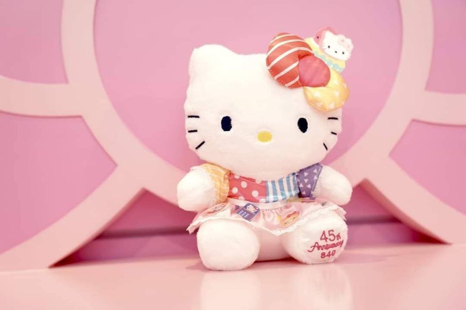 將將！就是這個45周年紀念Hello Kitty娃娃啦～