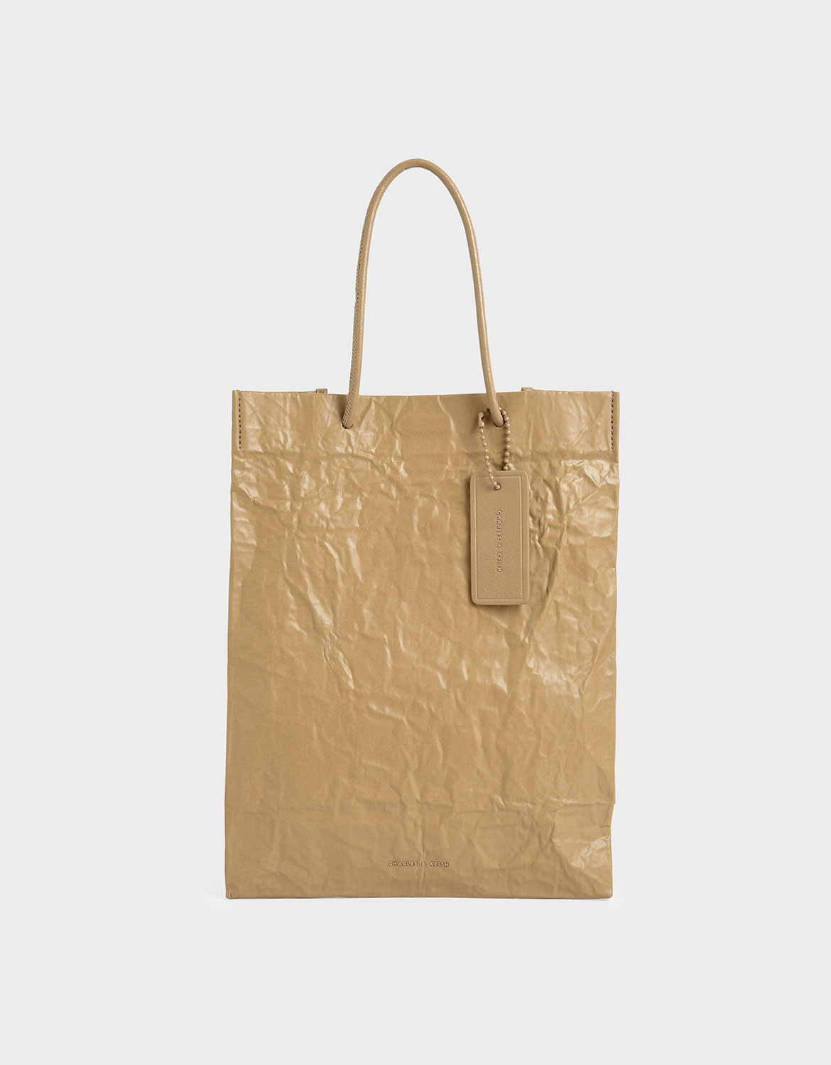 染上氣質裸色調的皺褶材質別有一番獨特風格，超大尺寸彰顯出鮮明的個性，為穿搭造型添上並存溫柔與堅毅的特質。